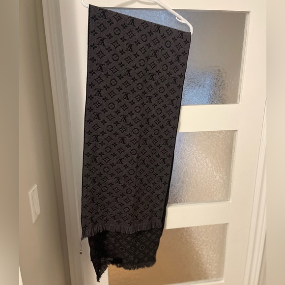 Louis Vuitton Men’s Monogram Wool Scarf – Good condition. - Picture 2 of 6